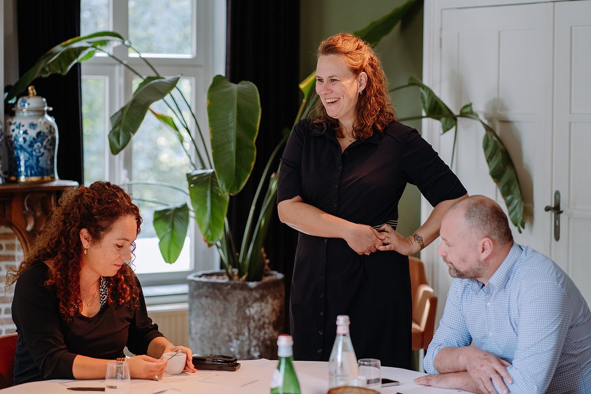 Deelnemers aan het werk tijdens een Passara-training
